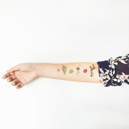 Modella con sul braccio Tattoo Temporanei Cactus 2 Paperself