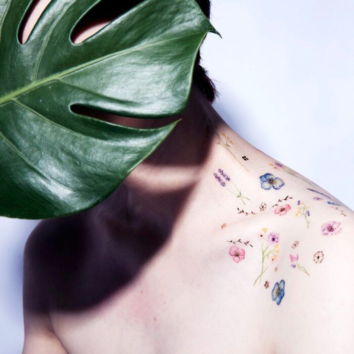 Modella con tatuaggi temporanei sulla spalla Flower Garden Paperself