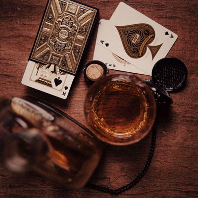 whisky sul tavolo con carte da poker malerbabuena
